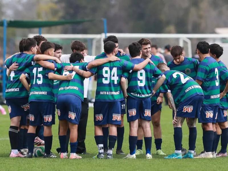 Jugadores de Old Brads abrazados en la arenga antes del partido