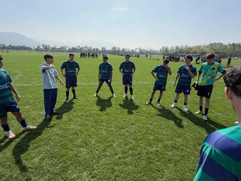 Charla técnica del equipo de Old Brads antes de un partido de la Liga COF